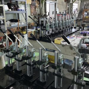 マルチハンドプレス【PRO】付属品: 抜き型用板1枚/ 治具2個/ ゴム板木目調(Size M)/ ドリルチャックハンドル (圧力能力: 1.5t)