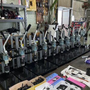 マルチハンドプレス【PRO】付属品: 抜き型用板1枚/ 治具2個/ ゴム板木目調(Size M)/ ドリルチャックハンドル (圧力能力: 1.5t)